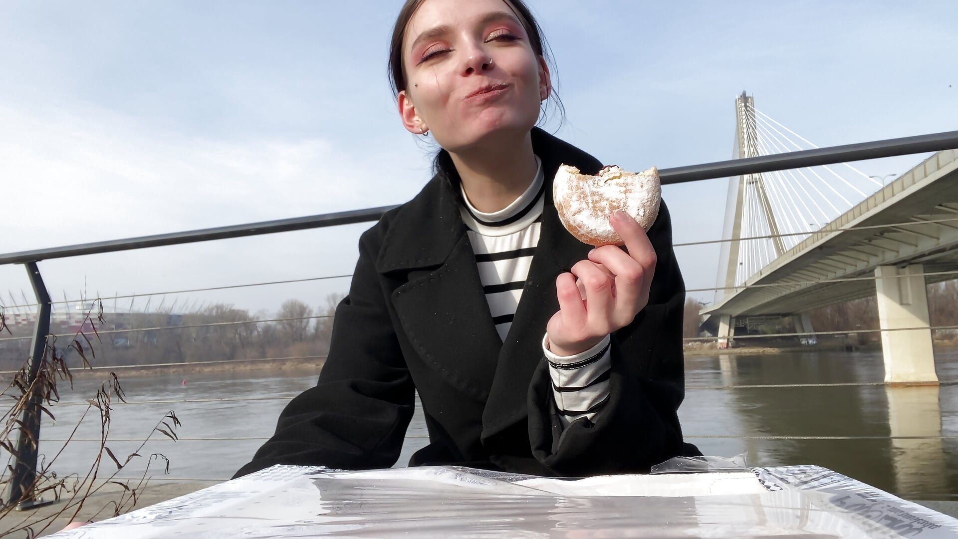 Eating doughnuts on the boardwalk - video by Looza_Hoft cam model