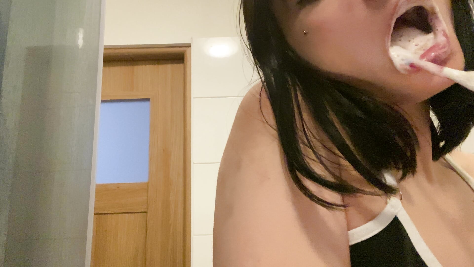 brushing my teeth - video by Looza_Hoft cam model