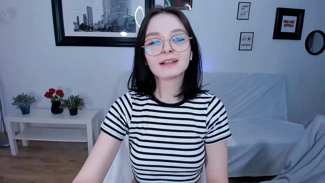I smoke with my glasses on - video by Looza_Hoft cam model