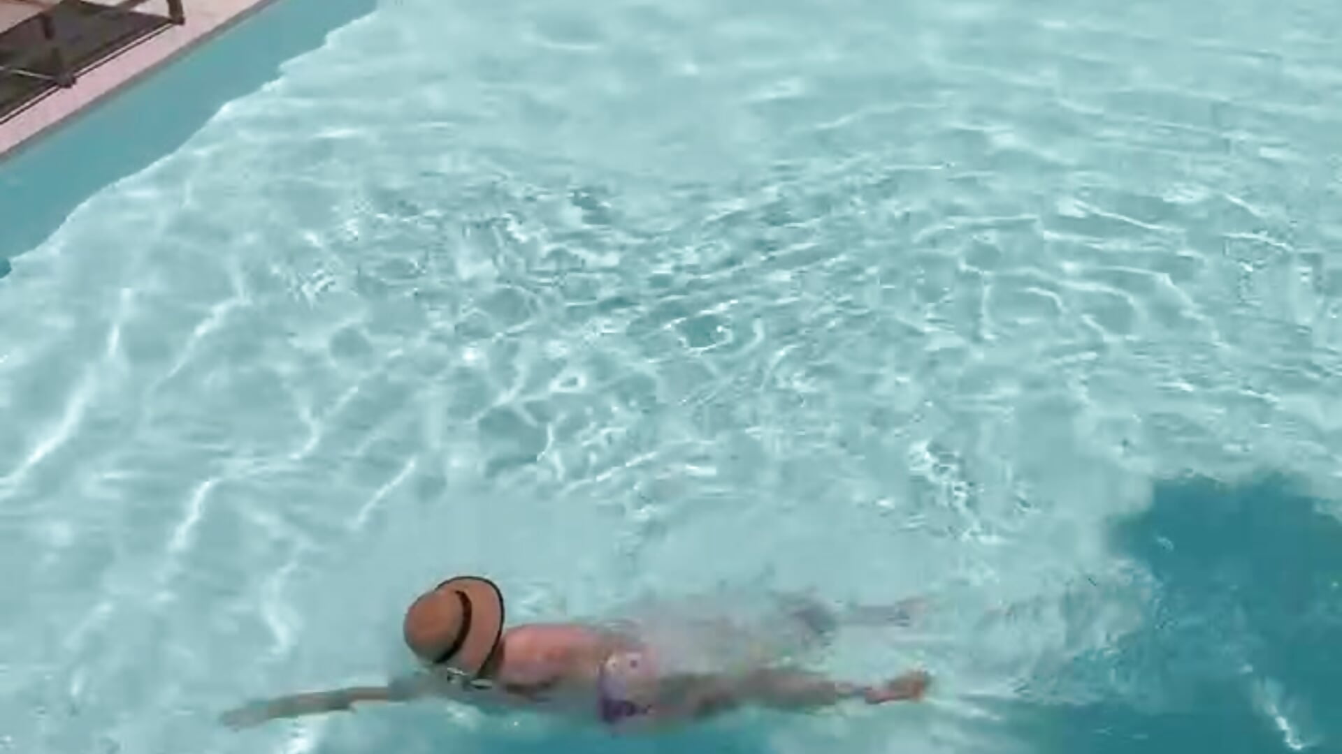 Eva's warm pool🤤💦