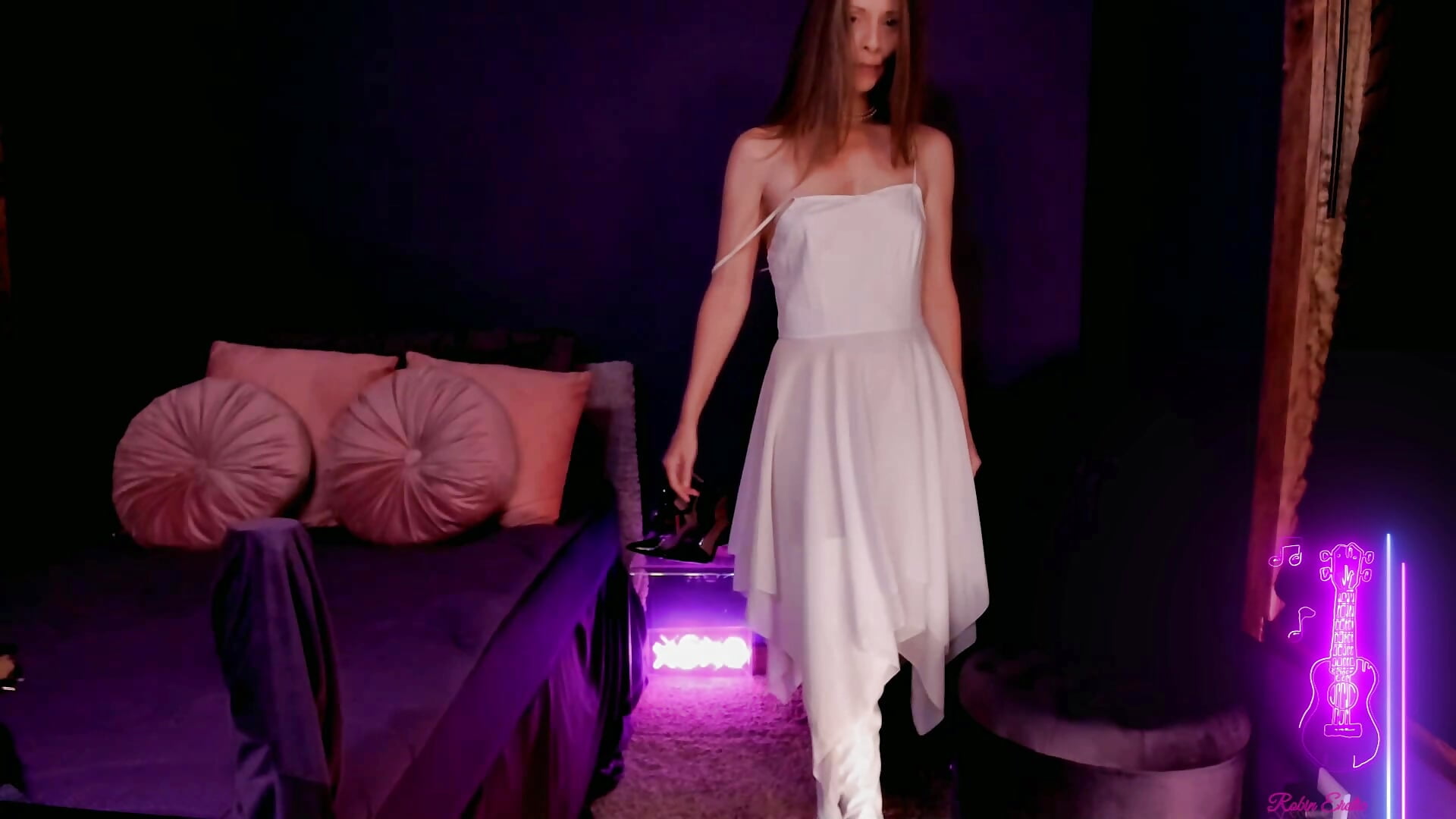 Robin Erotic Stepping on You with a Kiss of Sweetness