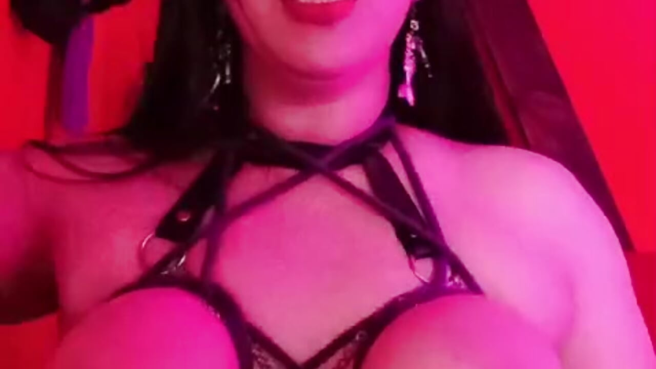 Spank with paddletits in bondage and nipple clamps - video di HannaCarrter modella di cam