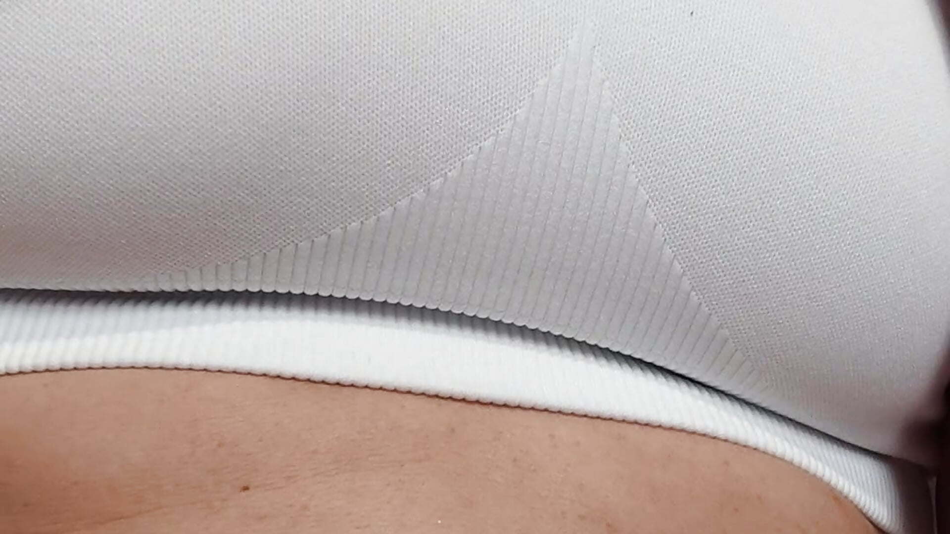 Nippelalarm und Cameltoe im Gym