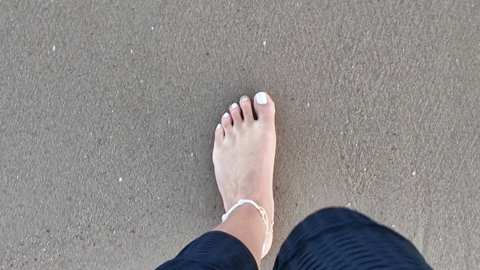 Feet tease in the sea - video by babykeeee cam model