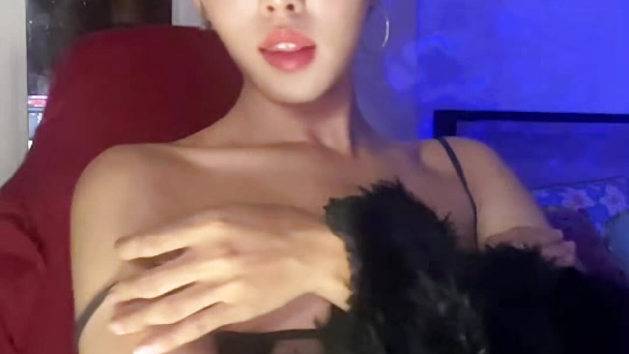 Plax loves black - video của người mẫu cam Plaxxxtique
