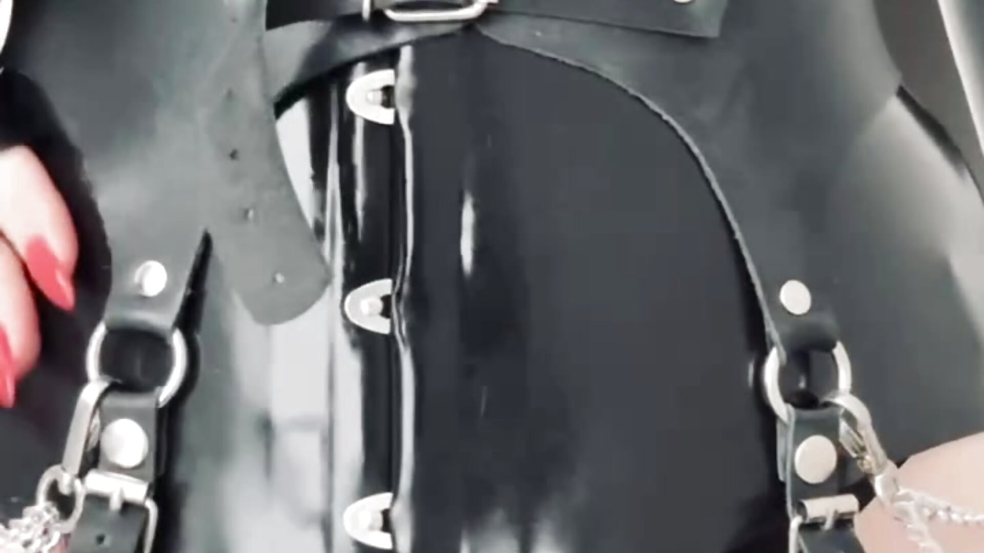 You’re more fun when you stop holding back. Surrender to me, and let’s move to a space just for the - 視頻由 Yesss_mistress 主播提供