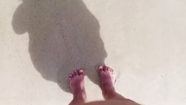 Feet in the water - vidéo du modèle de showcams Queen_Annie3