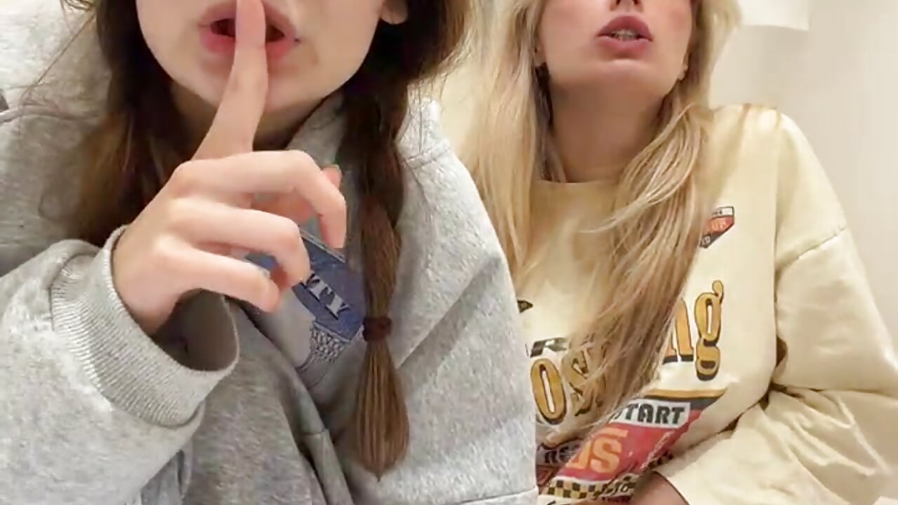 A friend of mine has come over to visit—will you join us? - video di PollyLolly modella di cam