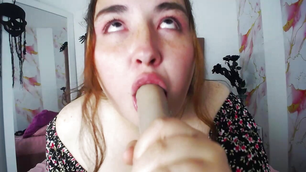 Do you like the way I suck it, or should I get on my knees instead? - video của người mẫu cam Vic_Taylor