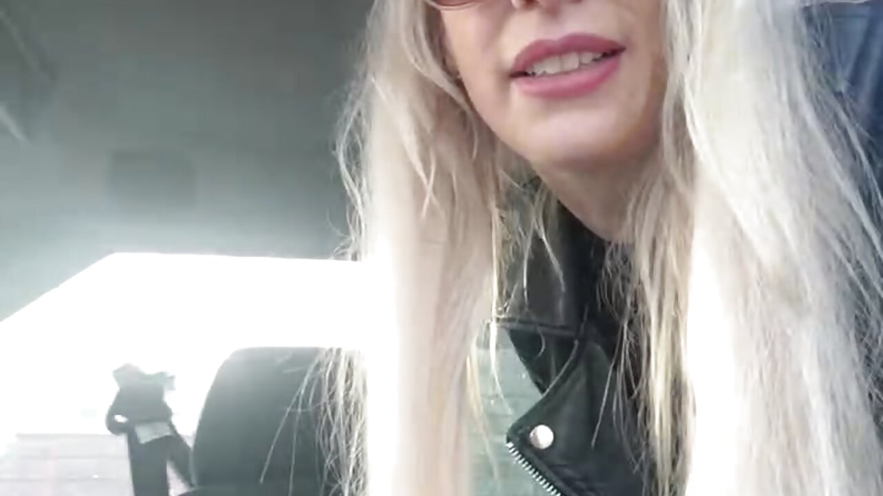 High Risk Dildo fuck inside frontloader – video modela na kameri June695_