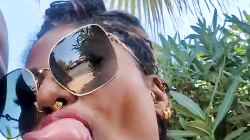 Nasty Sloppy Blowjob in Street front People - vídeo de DarkDea modelo de câmara