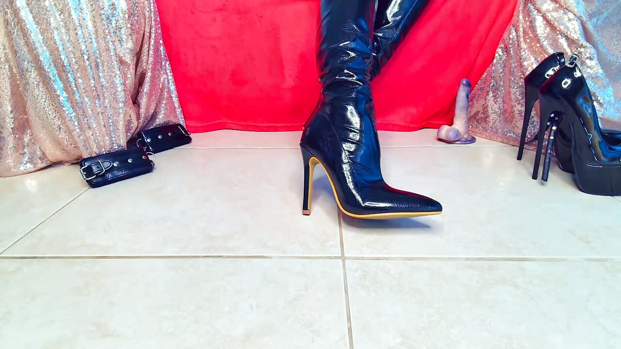 Meine geilen Overkneelackstiefel. 🔥My sexy over-the-knee patent leather boots. - video di Mijou_Merlin modella di cam