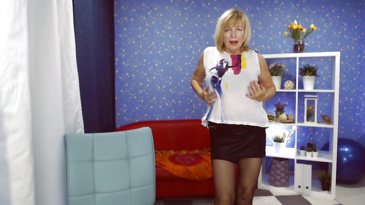 spred legs and tits - video by Samantha_Si cam model