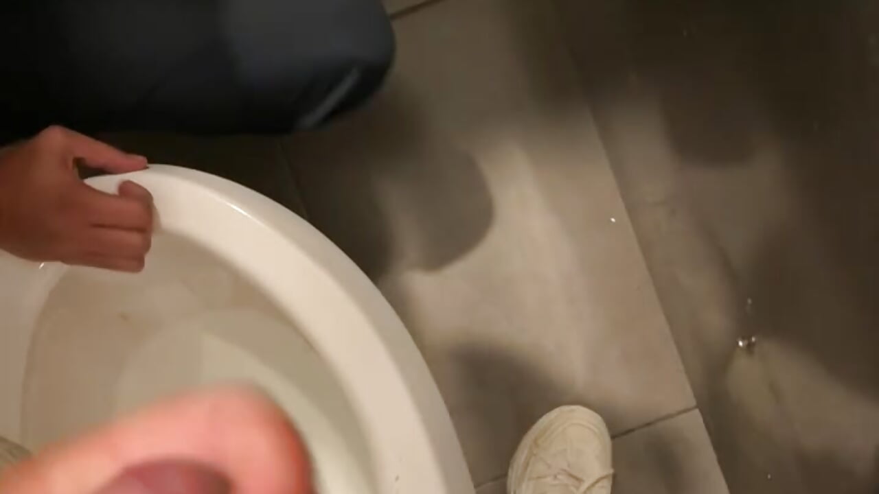 A kinky encounter between 3 guys in my public bathroom cubicle - video di TheKingThiago modella di cam