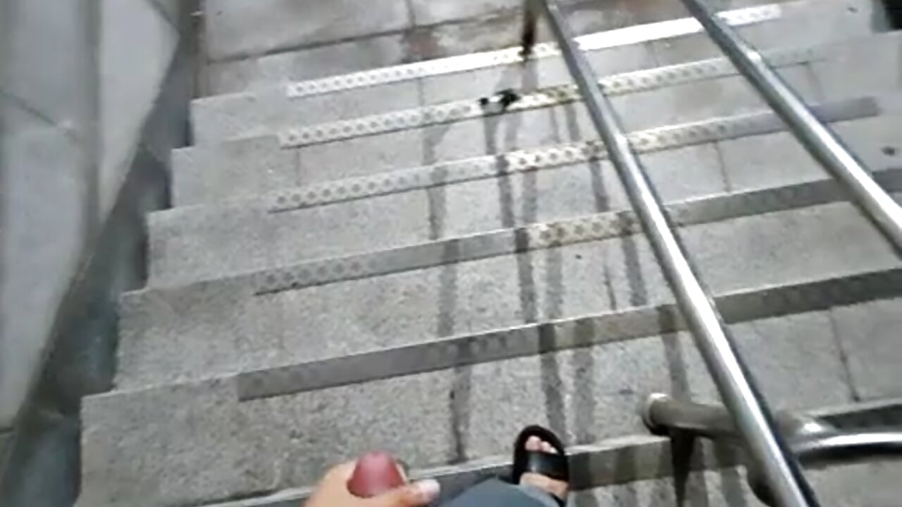 야외에서 초장거리 발싸 사정