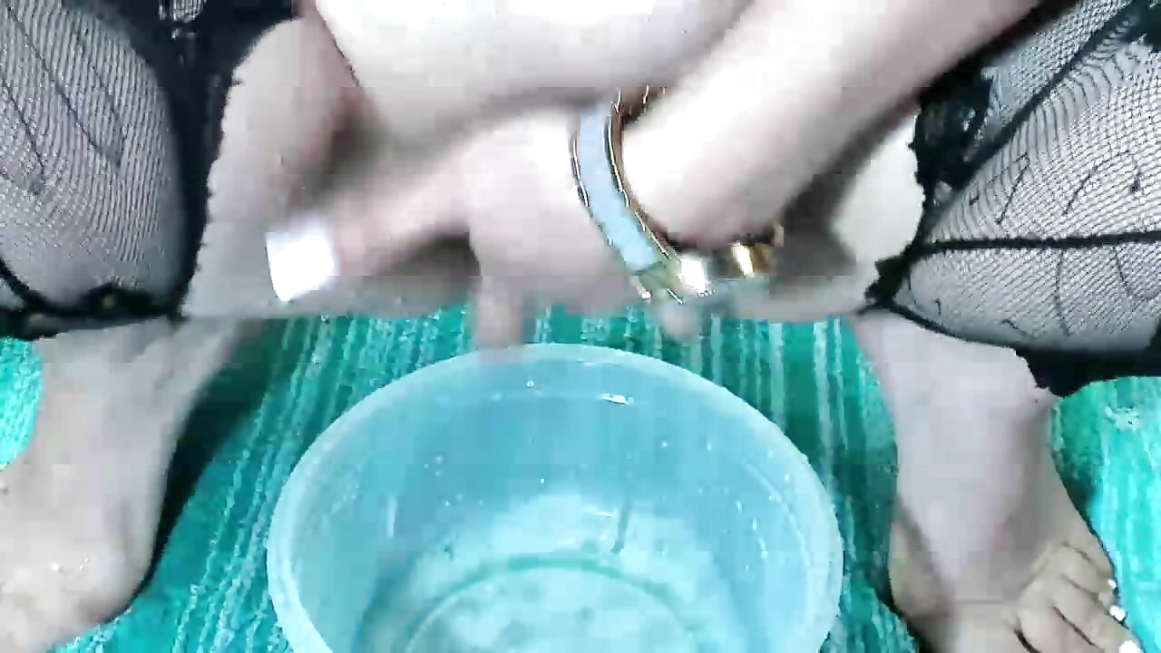 collected my squirt in a bowl - vidéo du modèle de showcams Karolyne_Squirt