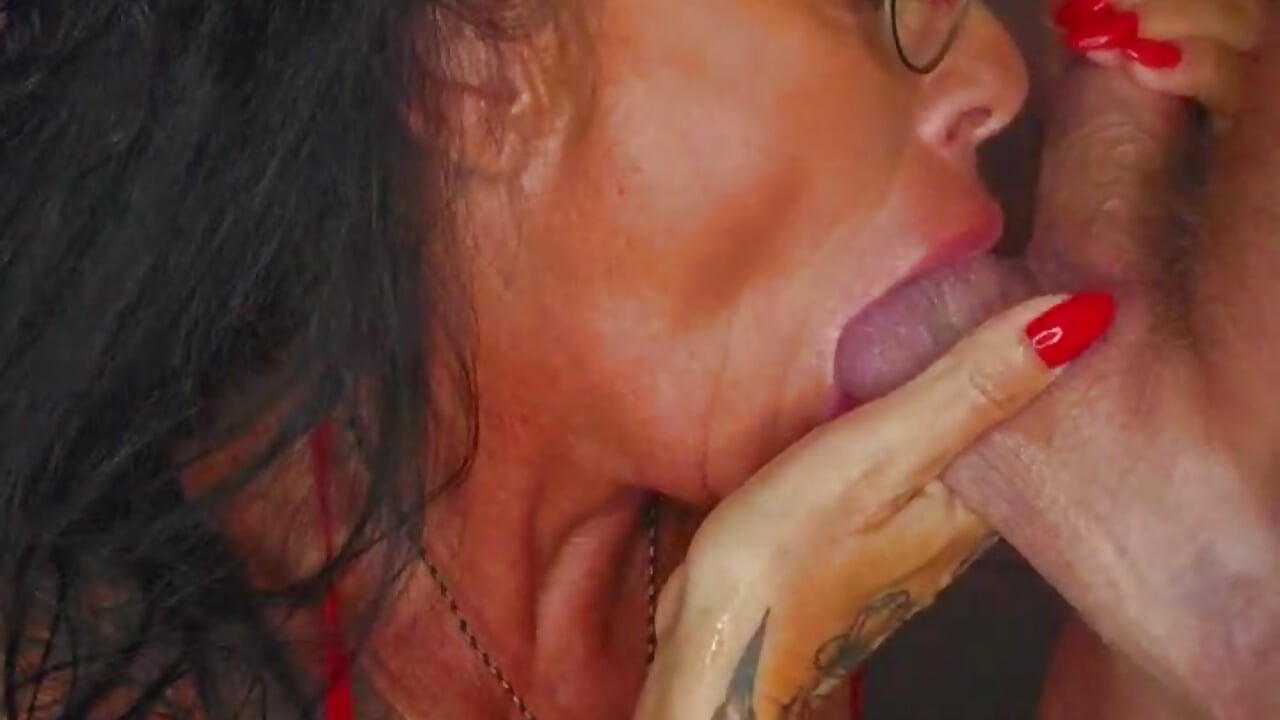 Deepthroat / fucking missionary (ticketshow) - Video von Misses-Cougar Cam-Model