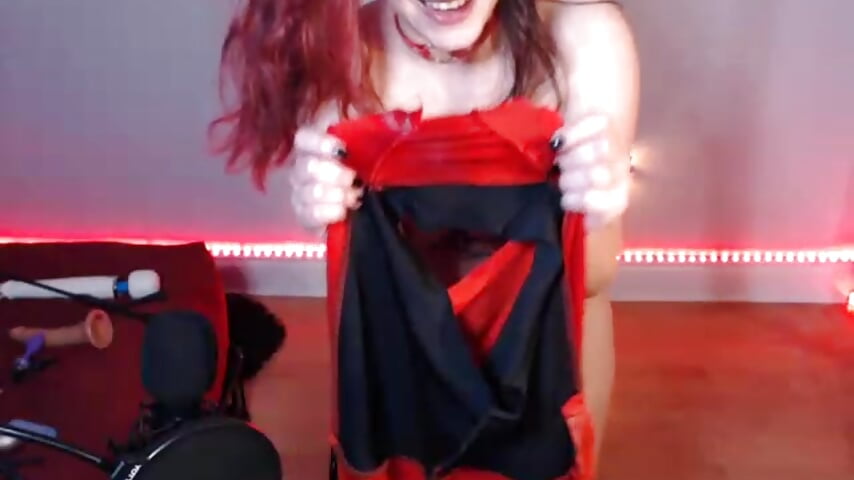 Harley Quinn get naked and cum with Lovense — filmik SweetSweetPeach, modela(-lki) na kamerkach