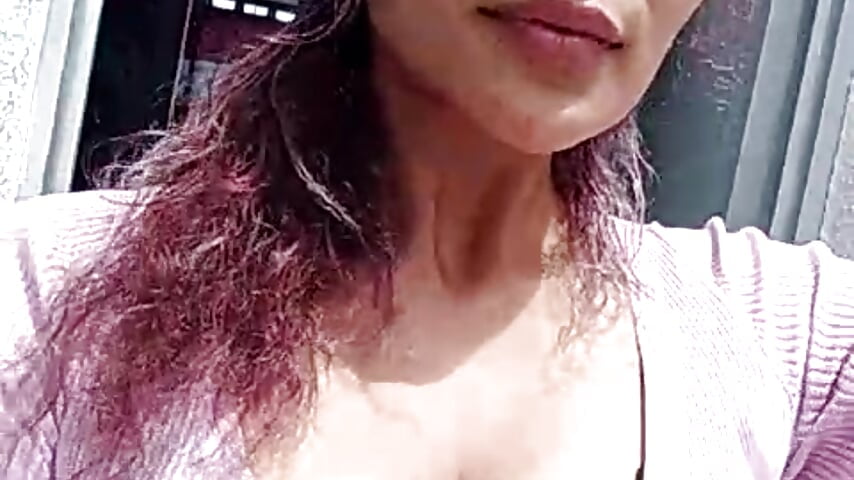 Show boobs on the street - video av kinky_mila@xh cam-modell