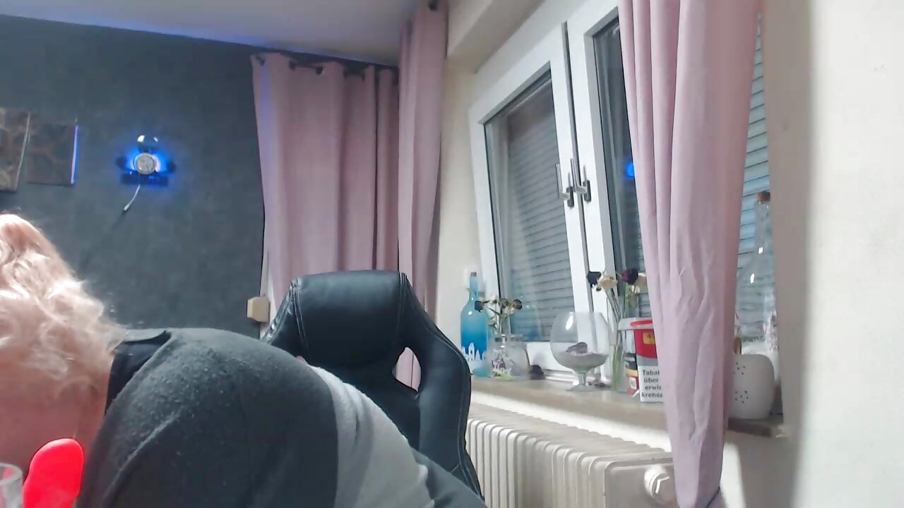 [21 Mar 22:24] mit dildo an Fenster von hinten - video by Mrs-Luder cam model