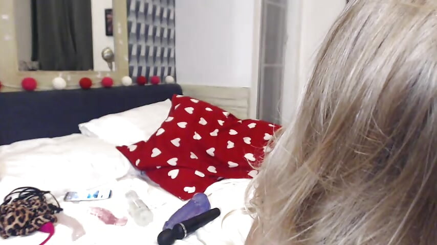 stoned and talking absolute drivel hahaha - video by mommyselenafit_ cam model