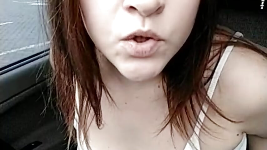 Squirt in car. In parking - video di CrazyTori