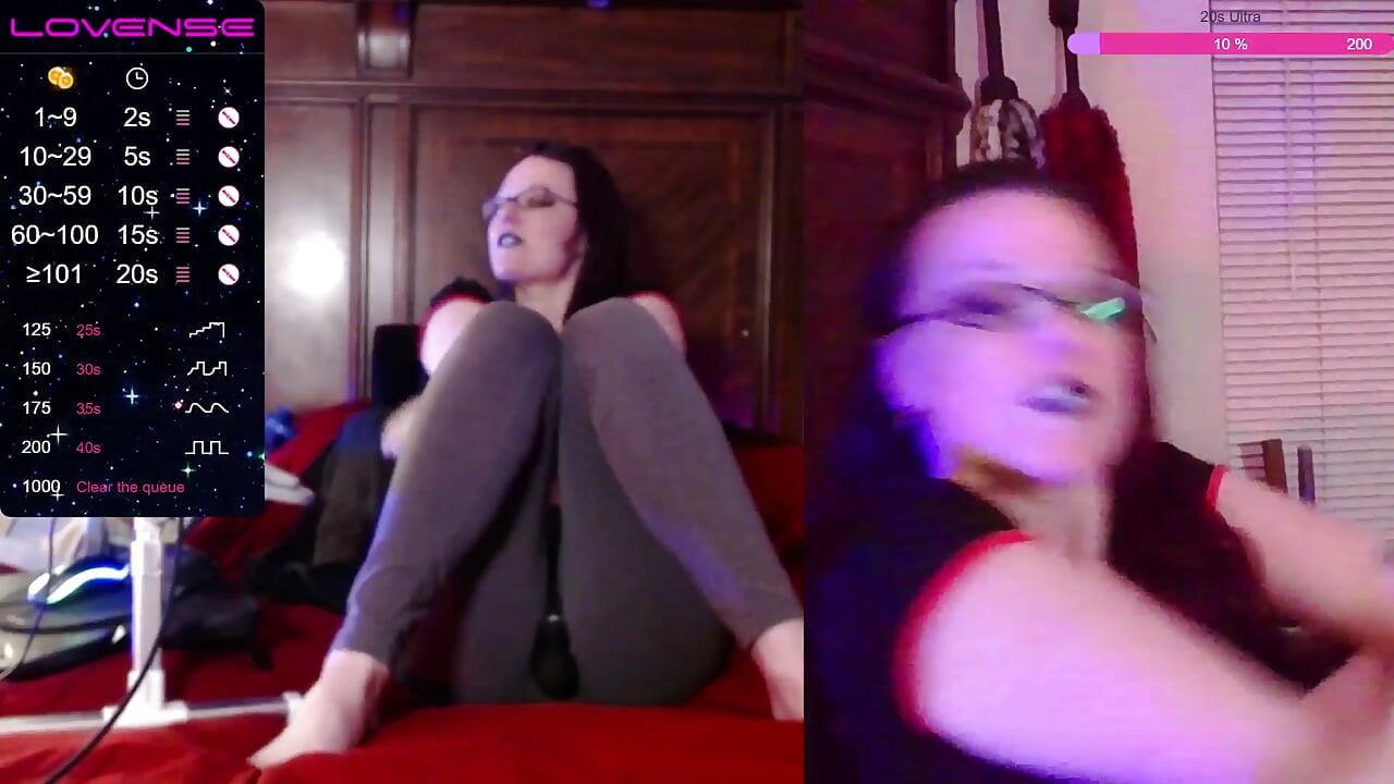 Peep Show: Dirty Talk to Soak my Leggings!