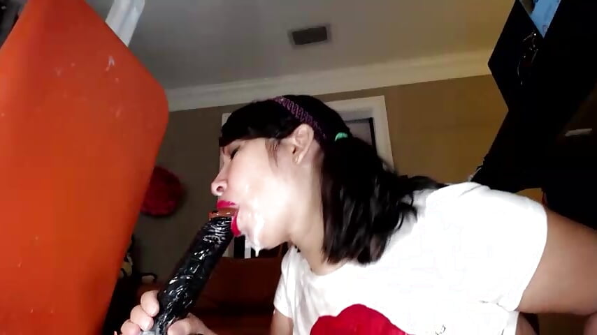 Riding cumming dildo, facial, creampie, begging daddy for cum - video van Vickiebee cam-model