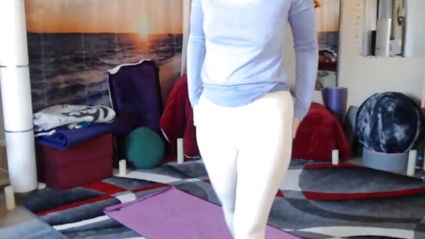 Topless yoga in white yoga pants - วิดีโอโดย AuroraWillows โมเดลแคม