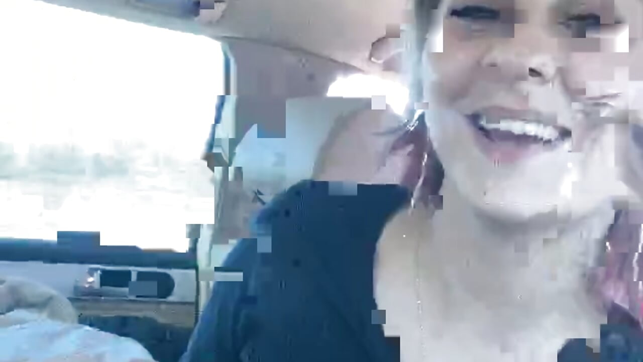 [2 Mar 10:56] Private Show in car  outside around people－カメラキャストのHornyNaliaの動画